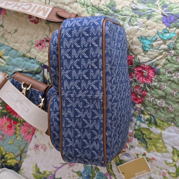 Michael Kors Crossbody bag with attachments, NWT SALE - Picture 6 of 8